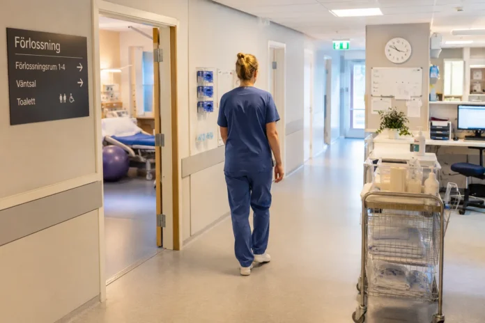 en barnmorska per födande