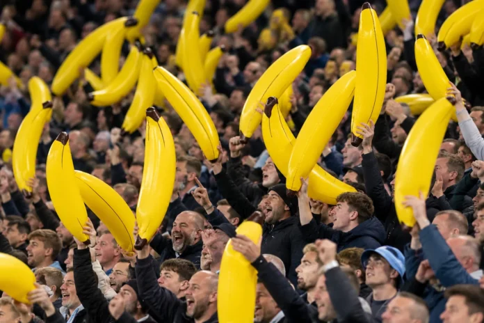 Därför har City-fansen bananer på Anfield